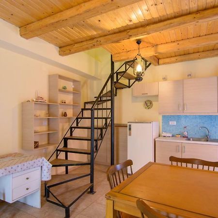 Lilas Traditional Maisonette Элунда Экстерьер фото