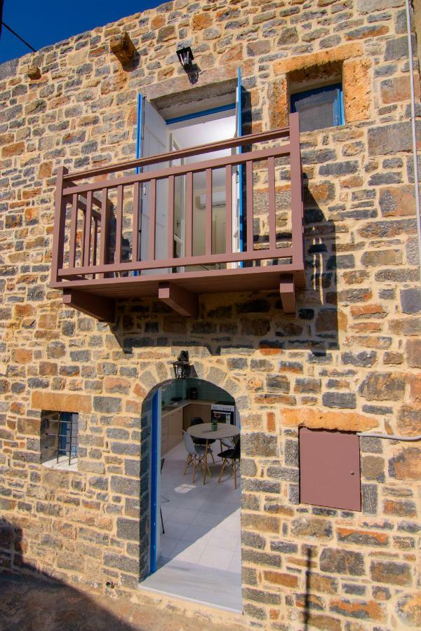 Lilas Traditional Maisonette Элунда Экстерьер фото