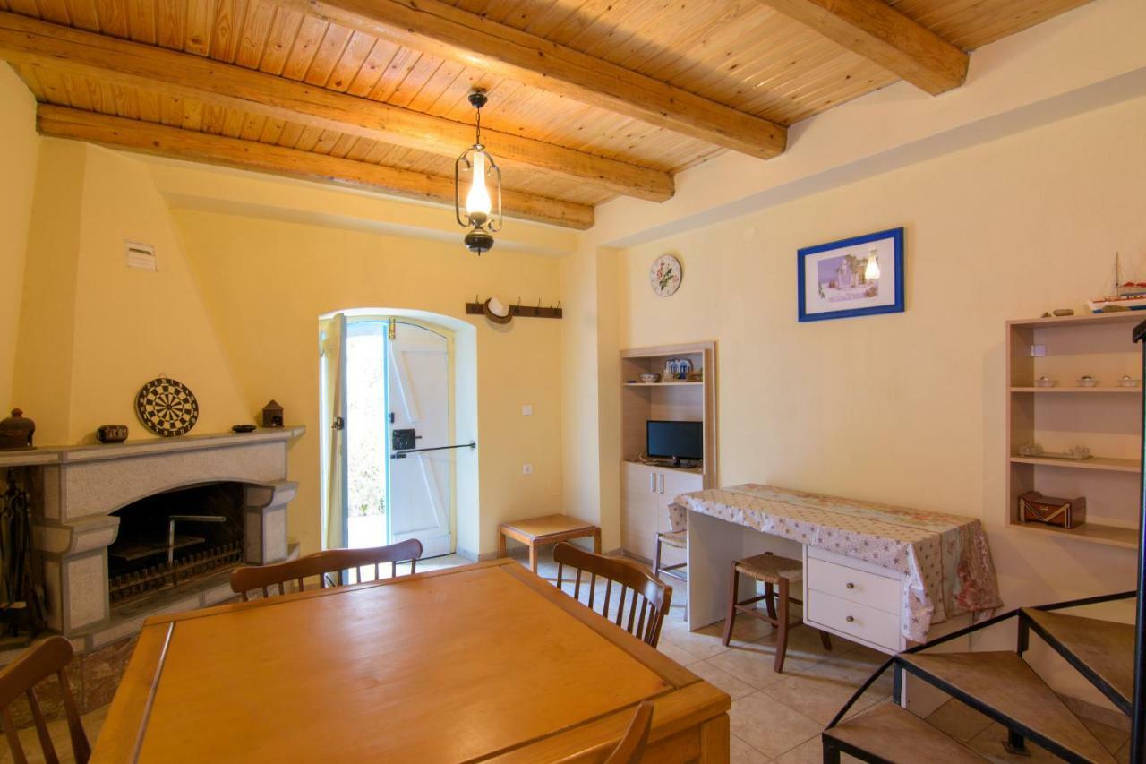Lilas Traditional Maisonette Элунда Экстерьер фото